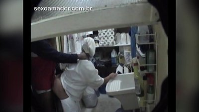 摩托车司机在餐厅送货的间隙与清洁工人发生关系
