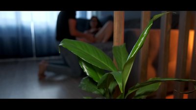 恋爱中的青少年夫妇热恋,大量的精液在她的屁股上。