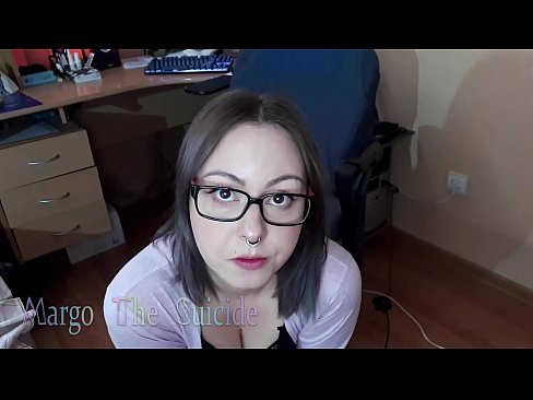 ❤️ 性感的眼镜女孩在镜头前深深地吸吮假阳具 ️ Super porn﹏﹏