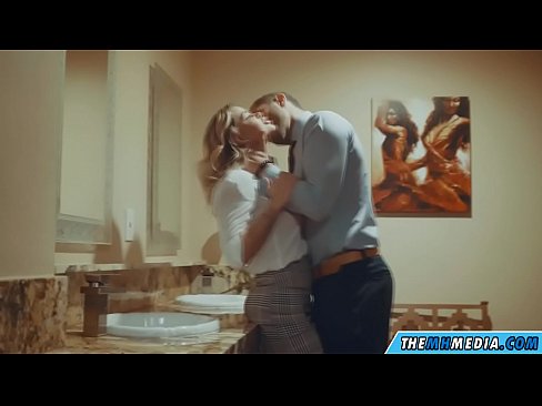 ❤️ 当一个胸大无脑的金发女郎在公共厕所里勾引你时 ️ Super porn﹏﹏